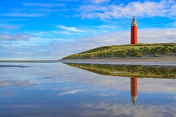 Leuchtturm von Texel am Strand an einem ruhigen Herbstnachmittag mit von Sjoerd van der Wal