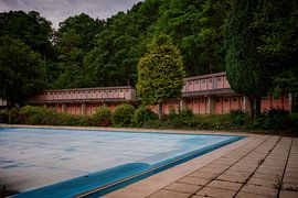 Urbex: Verlassenes Schwimmbad von Carola Schellekens