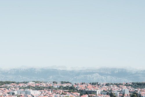 Uitzicht over Zadar met bergen op de achtergrond