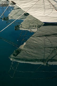Details von Booten und ihrer Spiegelung im Meer von Adriana Mueller