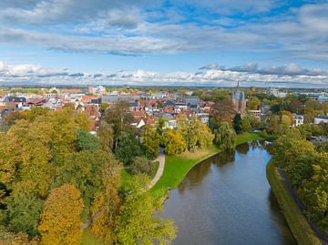 Luftaufnahme der Stadt Zwolle an einem schönen Herbsttag von Sjoerd van der Wal Fotografie