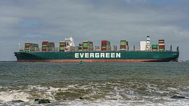 Containerschip Ever Globe van Evergreen. van Jaap van den Berg