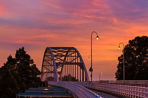 Wilhelmina-Brücke in Deventer bei Sonnenuntergang