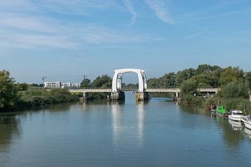 De elegante spoorbrug over het Wantij net buiten Dordrecht