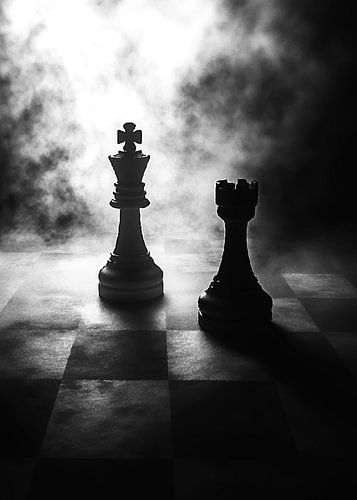 Dramatische schaakscène in zwart-wit