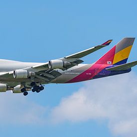 Landende Asiana Cargo Boeing 747-400. van Jaap van den Berg