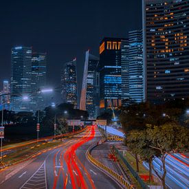 Singapore nacht fotografie lange sluitertijd auto lijnen. van Claudia De Vries