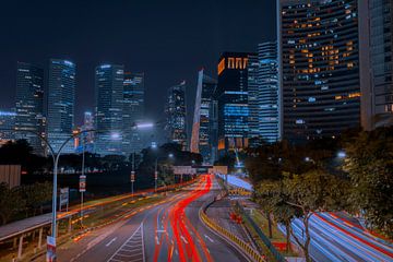 Singapore nacht fotografie lange sluitertijd auto lijnen. van Claudia De Vries