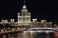 Kotelnitsjeskaja wolkenkrabber in Moskou bij nacht
