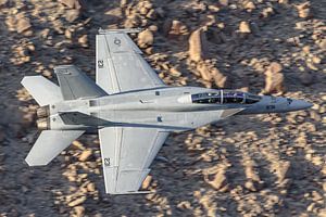 Niedrig fliegende Boeing F/A-18F Super Hornet der US Navy.