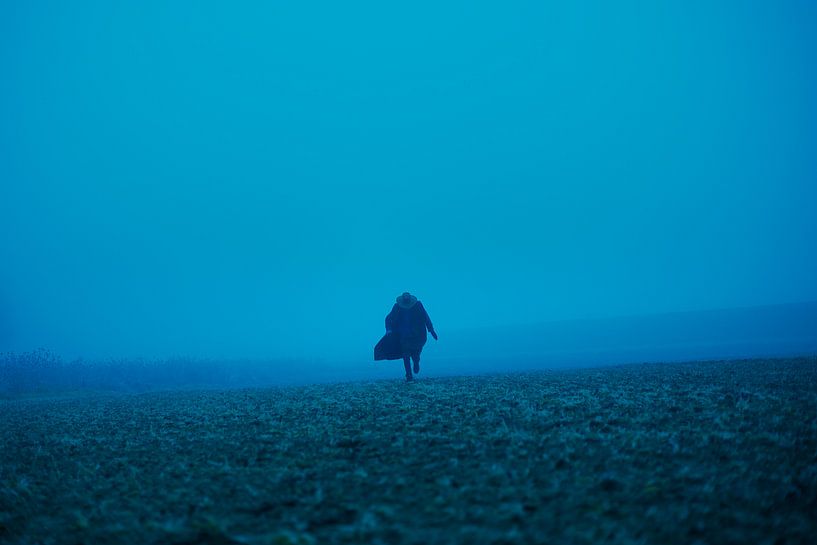 Personnage dans un paysage bleu brumeux par Jesse G