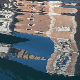 Vervormde reflectie in water van de ingang van het Arsenaal, Venetië van Danielle Roeleveld