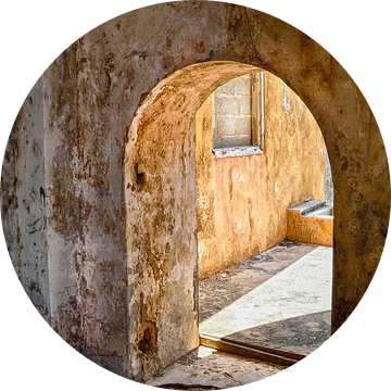 Oud en vervallen doorkijkje naar het tropische zonlicht. Old and dilapidated glimpse into the tropic