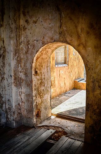 Oud en vervallen doorkijkje naar het tropische zonlicht. Old and dilapidated glimpse into the tropic