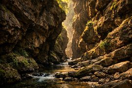 Goldlicht in der Felsenschlucht – Golden Light in the Rocky Gorge von ButterflyPix