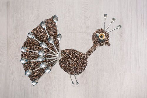 Uniek Pauw Kunstwerk met Koffiebonen en Bestek - Betoverende Muurdecoratie