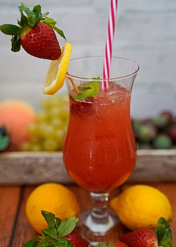 Aardbeiencocktail alcoholvrij met limoen en munt.