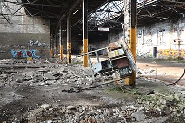 verlaten fabriekshal van een voormalig bedrijf in Maagdenburg van Heiko Kueverling