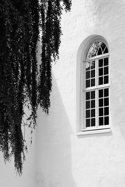 Baum und Kirche in schwarz-weiß von ellenklikt