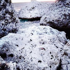 Rotspartijen  aan caribische zee von Natascha Meriana