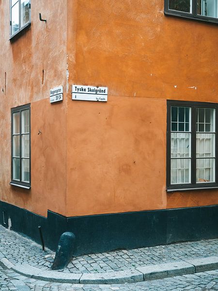 Oranje straathoek in Gamla Stan, Stockholm (Zweden) van Michiel Dros