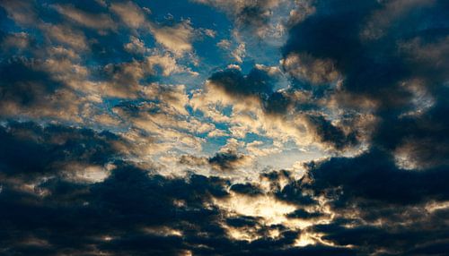 Het wordt licht achter de wolken