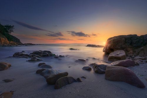 Cala Violina strand in Maremma bij zonsondergang, Toscane. Middellandse Zee