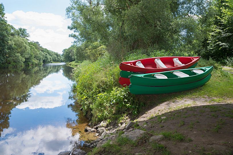 Kleurrijke kano's op de Zwarte Regen, een rivier in Neder-Beieren. van SusaZoom