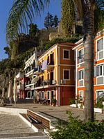 Bunte Häuser am Hafen von Parga.