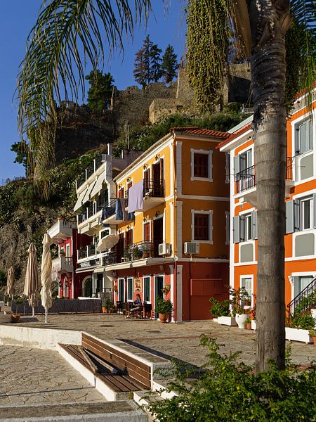 Des maisons colorées au port de Parga. par Liset Verberne