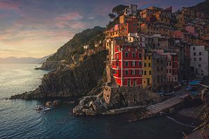 Blick auf das Dorf Riomaggiore bei Sonnenuntergang. Cinque Terre, Region Ligurien