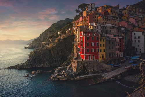 Riomaggiore bij zonsondergang. Cinque Terre, regio Ligurië