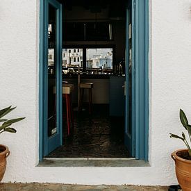 Deur van restaurant in Grieksblauwe kleur van Hey Frits Studio