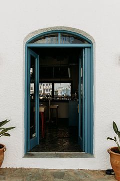 Deur van restaurant in Grieksblauwe kleur van Hey Frits Studio