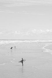 Les surfeurs de Wijk aan Zee courent et regardent la mer. sur Christa Stroo photography
