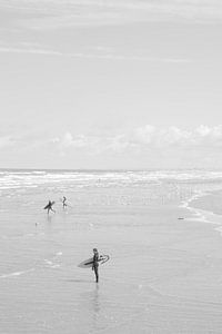 Surfer in Wijk aan Zee laufen und starren auf das Meer.