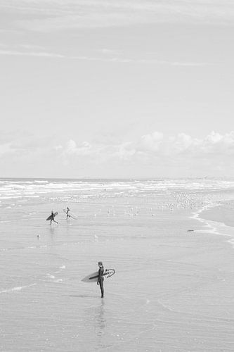 Vintage zwart wit surfers bij Wijk aan Zee - natuur en reisfotografie