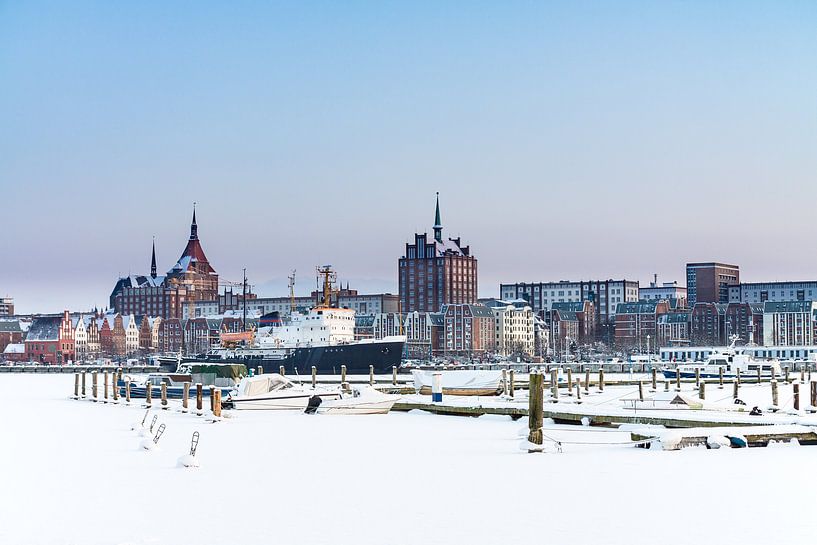 Blick über die Warnow auf die Hansestadt Rostock im Winter van Rico Ködder