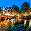 Lichstrepen op de Amsterdamse grachten bij nacht von Arjan Almekinders