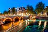Lichstrepen op de Amsterdamse grachten bij nacht von Arjan Almekinders Miniaturansicht