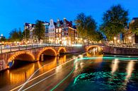 Lichstrepen op de Amsterdamse grachten bij nacht van Arjan Almekinders thumbnail