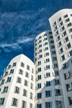 Gehry-gebouwen in de mediahaven Neuer Zollhof in Düsseldorf van Dieter Walther