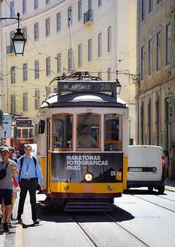 Lijn 28 Gele Tram Lissabon van Merel Pape Photography