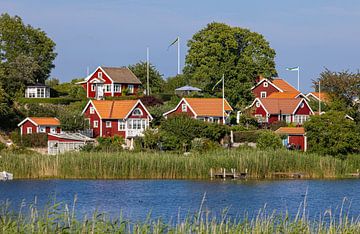 Chalets d'été suédois rouges sur la côte baltique sur Adelheid Smitt