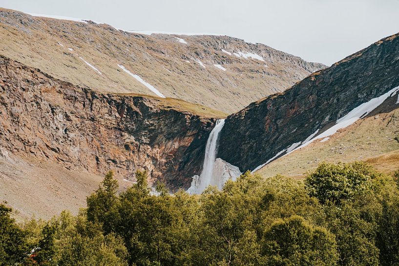 Großer Wasserfall in den Bergen von Norwegen, Skandinavien, umgeben von Bäumen und Schnee. von Anneloes van Acht