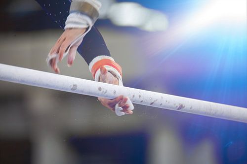 Symbolbild Geräteturnen: Nahaufnahme einer Turnerin am Stufenba