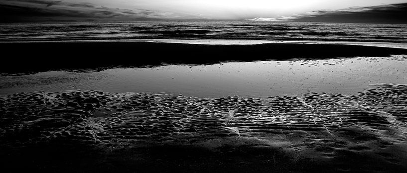 Mystery beach van Remke Spijkers