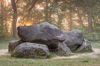 landschap in oranje tegenlicht van Hunebed D25; Dolmen D25,