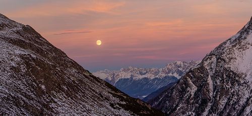 Farbenfrohe Engadiner Berge mit Vollmond am Flüelapass Winter