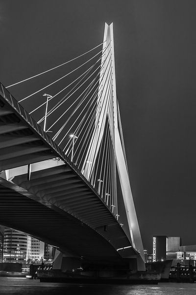 Erasmusbrug Rotterdam nacht - Zwart-Wit van Peter de Jong